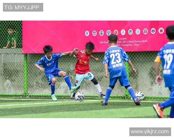 足球明星与孩子们欢快共舞的视频展现了无尽的快乐与温暖瞬间